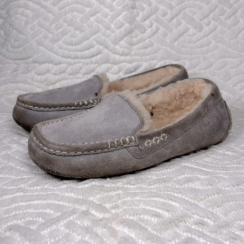 UGG Women’s Gray Suede Slippers Sz. 7 - Picture 5 of 9